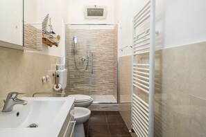 Douche, sèche-cheveux, bidet, serviettes fournies