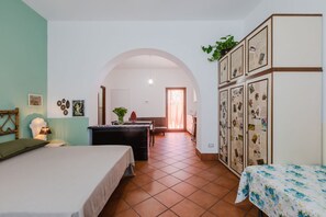 1 bedroom, iron/ironing board, internet, bed sheets