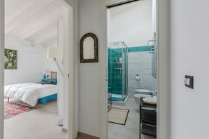 Douche, sĂšche-cheveux, bidet
