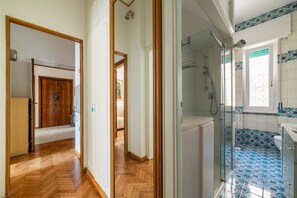 Chuveiro, secador de cabelo, bidê, toalhas de banho