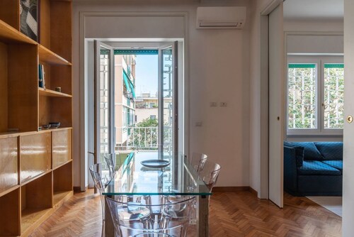 Cozy apartment of 90 sqm, can accommodate up to 5 people, located on the second floor of a building with a lift (NOT suitable for disabled people - 6 steps to access). The accommodation is located near one of the venues of the Sapienza University of Rome