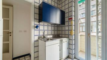 Microonde, forno, piano cottura, lavastoviglie