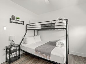 3 slaapkamers, een bureau, een strijkplank/strijkijzer, gratis wifi