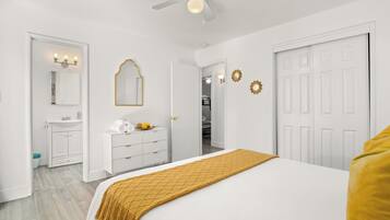 3 habitaciones, escritorio, tabla de planchar con plancha y wifi gratis