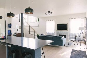 Unclassified image, 4 of 31, button