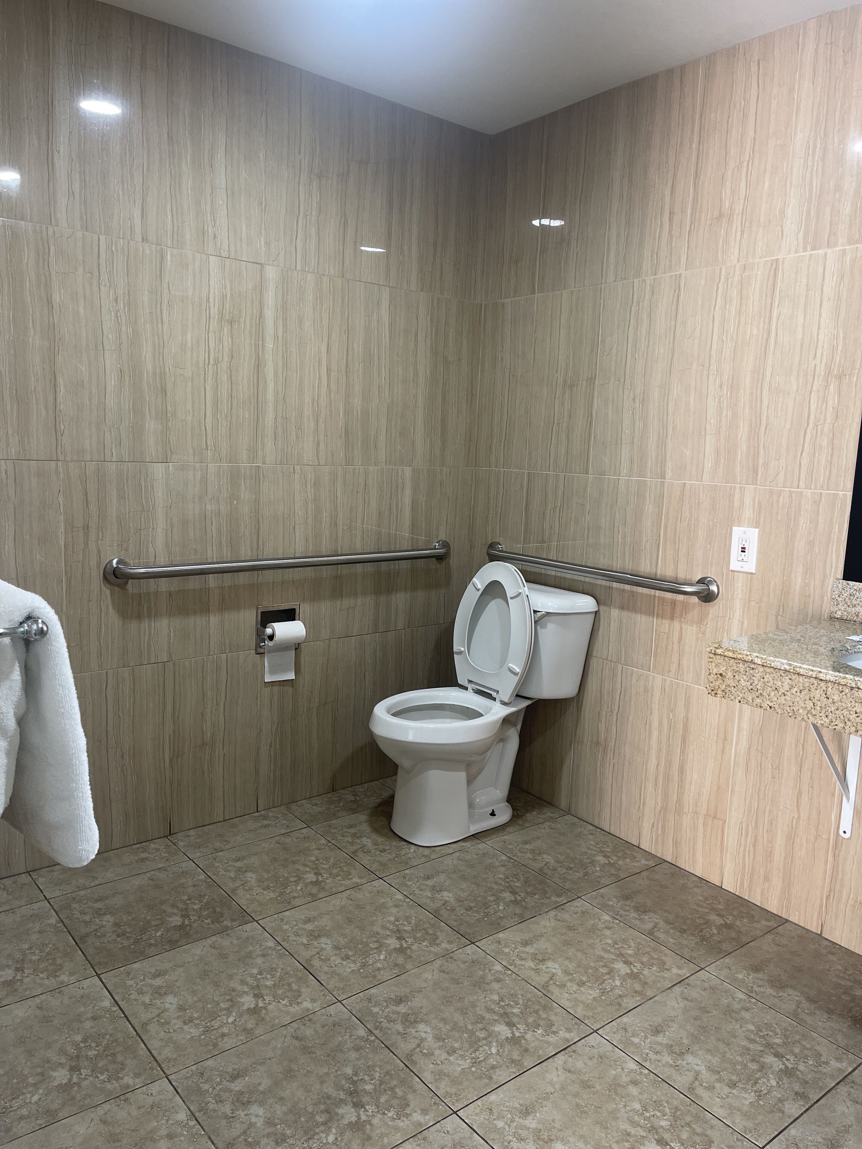Bañera y ducha independientes, bañera de hidromasaje, toallas