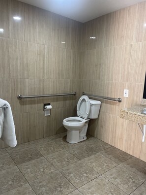 Bañera y ducha independientes, bañera de hidromasaje, toallas