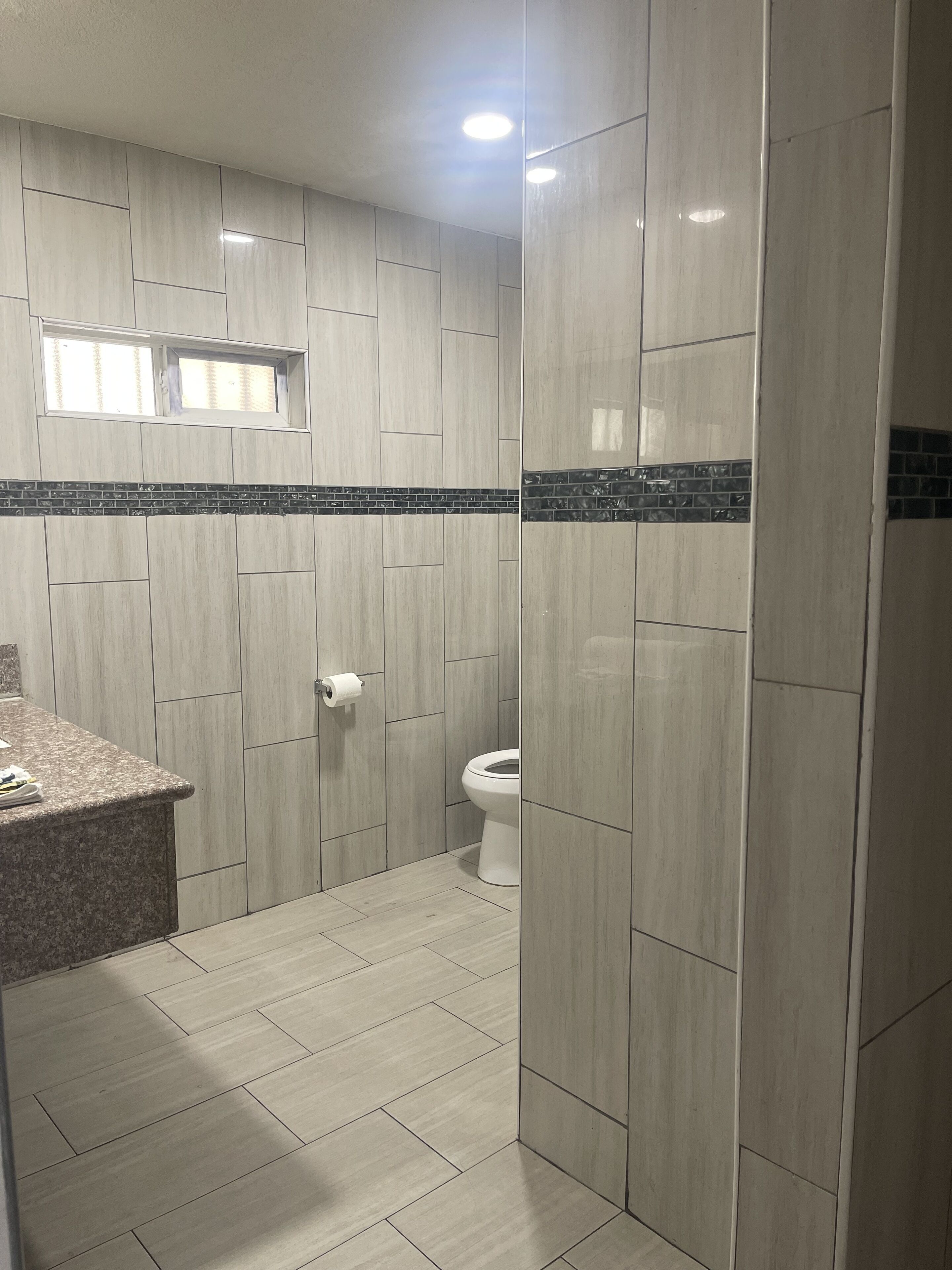 Bañera y ducha independientes, bañera de hidromasaje, toallas