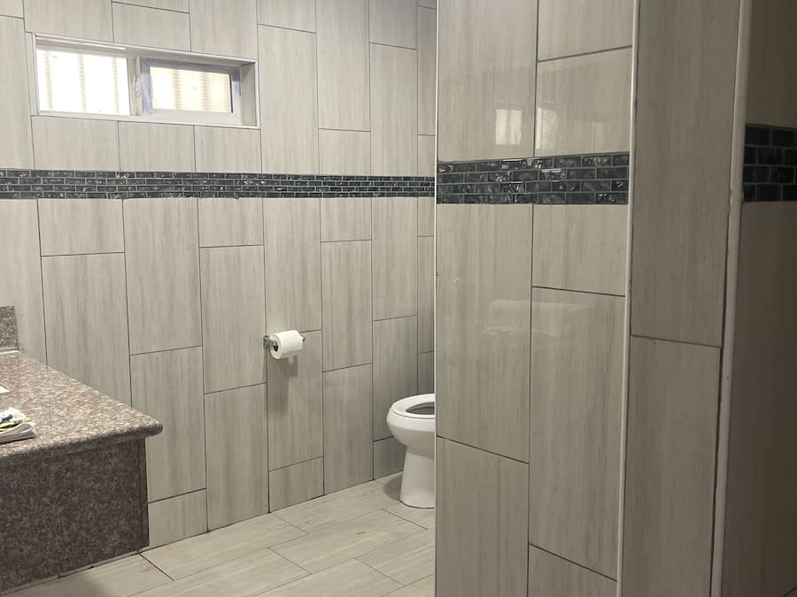 Badewanne und Dusche (separat), Whirlpool, Handtücher