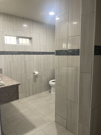 Separate tub and shower, jetted tub, towels. Economy Inn