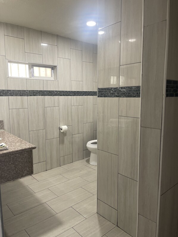 Bañera y ducha independientes, bañera de hidromasaje, toallas