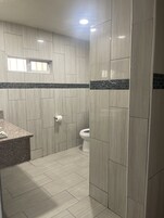 Bañera y ducha independientes, bañera de hidromasaje y toallas