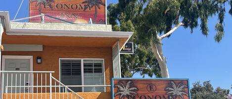 Vista frontal de la propiedad