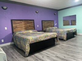 Habitación familiar doble | Zona de estar | Televisión de pantalla plana de 40 pulgadas con canales por satélite