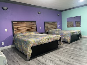 Habitación doble familiar | Área de sala de estar | Televisión de pantalla plana de 40 pulgadas con canales vía satélite