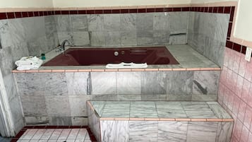 Romantic Room | Jetted bathtub