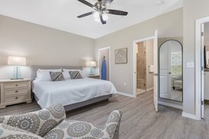 3 habitaciones, tabla de planchar con plancha y cuna de viaje 