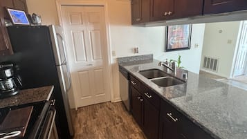 Microwave, oven, dishwasher, coffee/tea maker