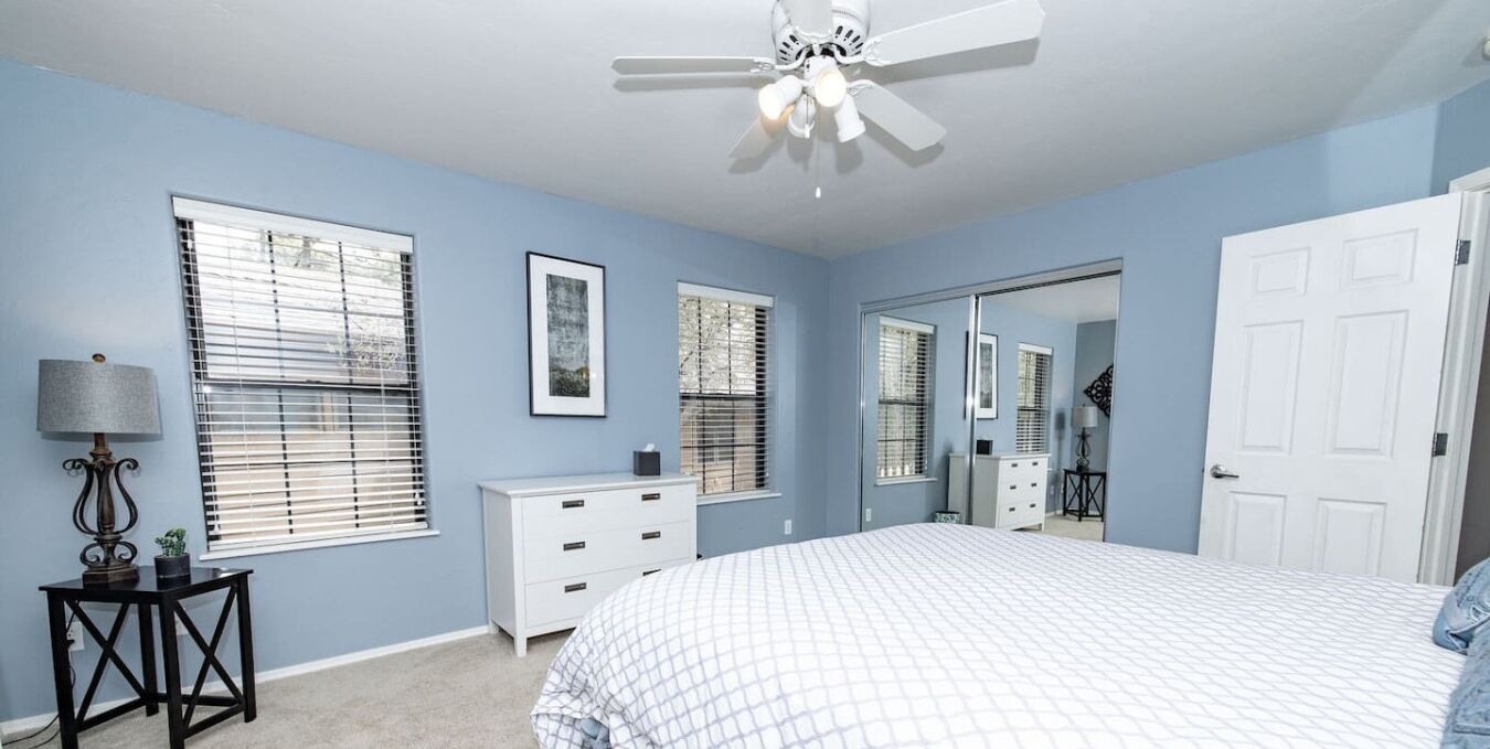 4 bedrooms, desk, iron/ironing board, travel crib