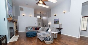 Smart-tv, eldstad och böcker