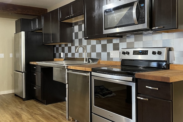 Een koelkast, een microgolfoven, een oven, een kookplaat