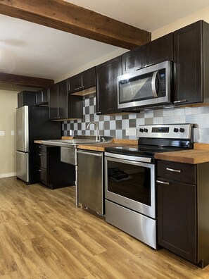 Réfrigérateur, micro-ondes, four, plaque de cuisson