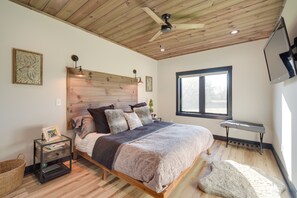 3 bedrooms, desk, internet, bed sheets