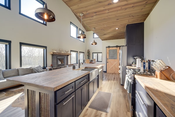 Fridge, microwave, stovetop, dishwasher