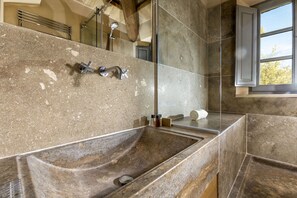 Baignoire, sèche-cheveux, bidet
