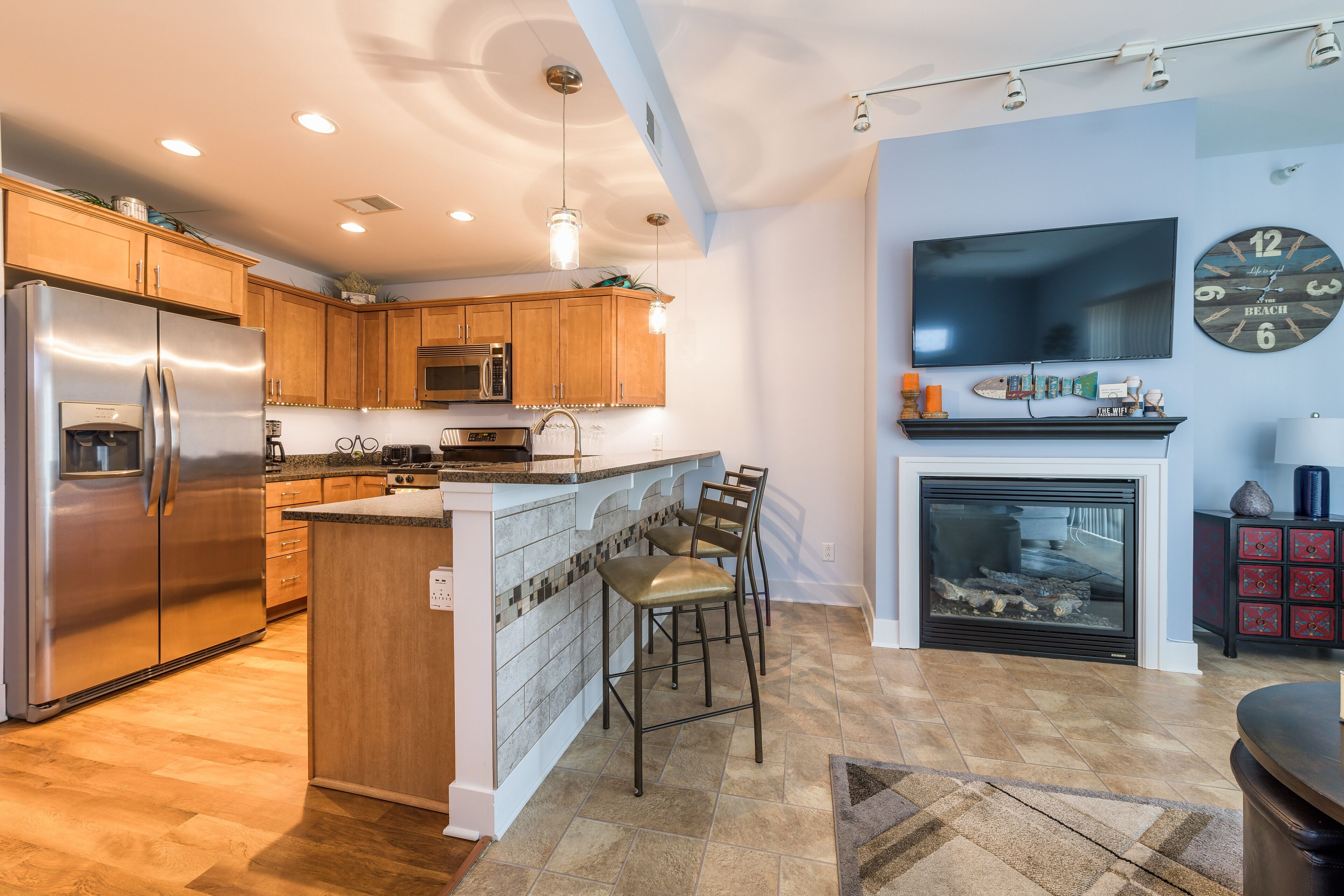 Réfrigérateur, micro-ondes, four, plaque de cuisson