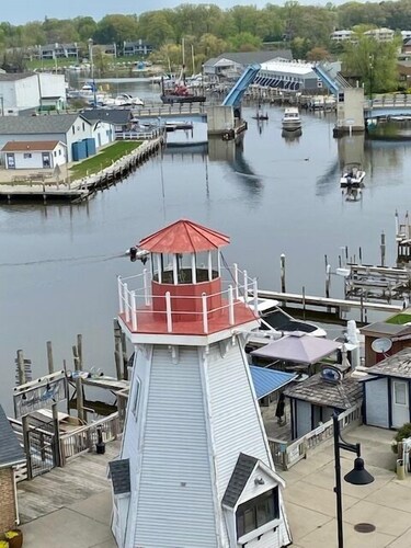 pool, heart of downtown, walkable to shopping, dining, beaches