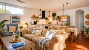 Un salon confortable avec un canapé, une table basse et un coin repas.