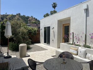 Outdoor dining - Frogtown Desert Spa Oasis (Los Angeles)