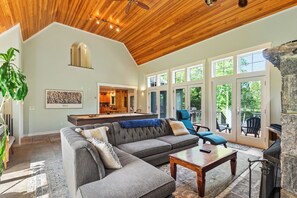 Smart TV, chimenea y reproductor de DVD