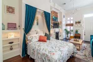 1 bedroom, iron/ironing board, WiFi - SerenityNow · Charming Historic Home w/Free Parking near Quarter (New Orleans)