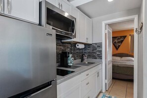 Frigorífico, cafetera o tetera y licuadora