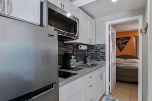 Kjøleskap, kaffetrakter/tekoker og hurtigmikser