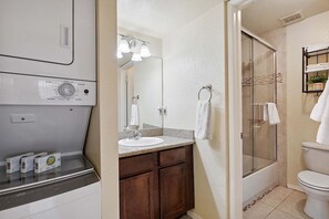 Une salle de bain moderne dotée d’une douche à parois de verre, d’un lavabo intégré et de toilettes séparées.