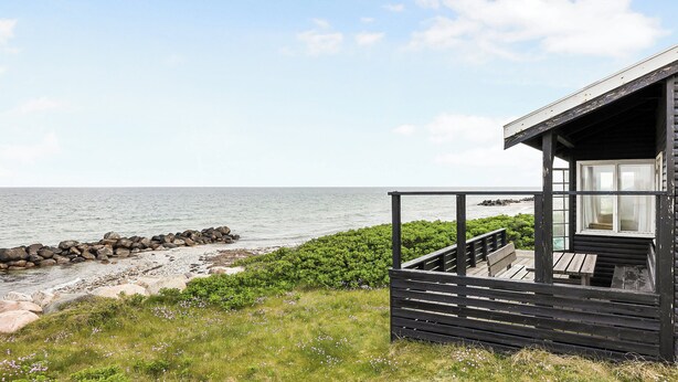 Property grounds - Welcoming holiday home right down to the water (Rørvig)