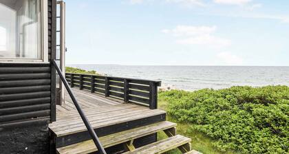 Welcoming holiday home right down to the water