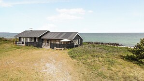 Exterior - Welcoming holiday home right down to the water (Rørvig)