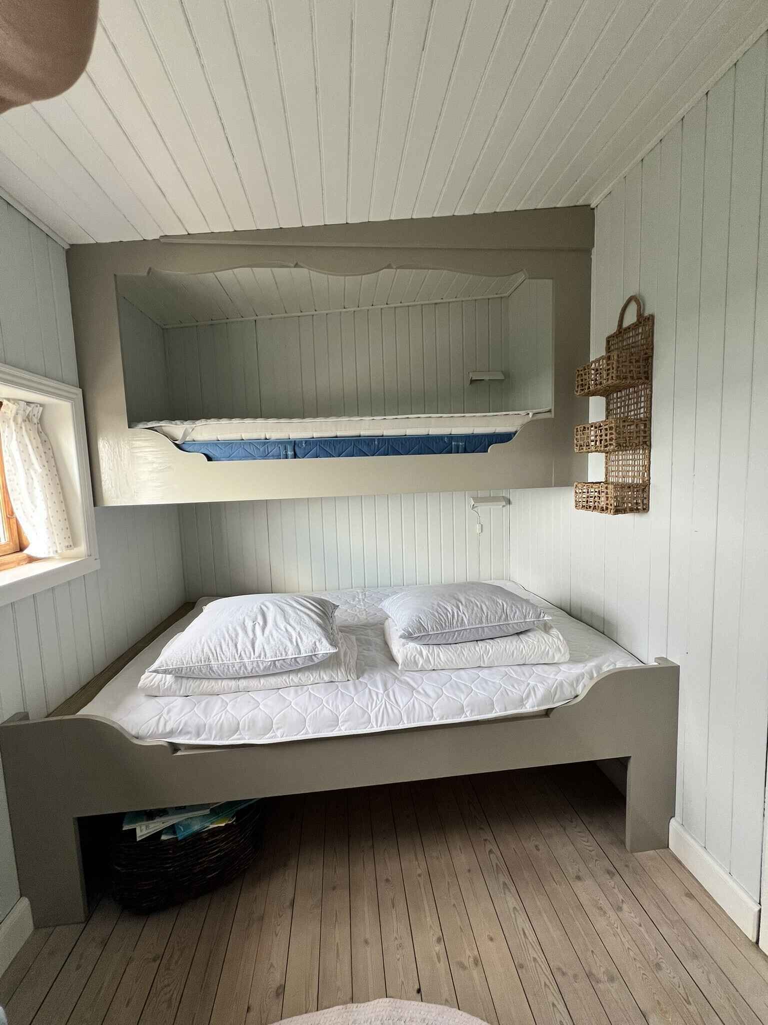 4 bedrooms, iron/ironing board, free WiFi