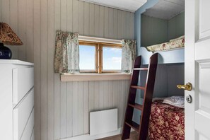 4 bedrooms, iron/ironing board, free WiFi