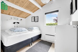 2 bedrooms, iron/ironing board, free WiFi