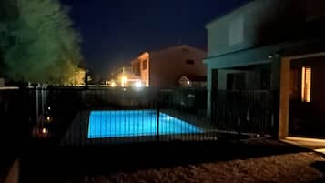 Utomhuspool och uppvärmd pool