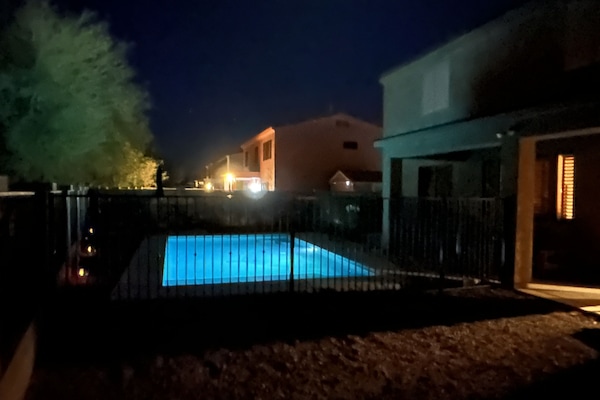 Una piscina al aire libre, una piscina climatizada