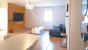 Economy villa | Woonruimte | Flatscreentelevisie en boeken