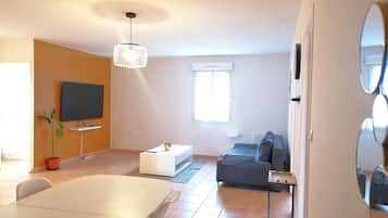 Economy villa | Woonruimte | Flatscreentelevisie en boeken