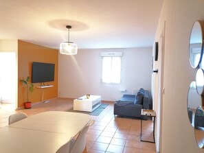 อีโคโนมีวิลล่า | บริเวณนั่งเล่น | ทีวีจอแบน, หนังสือ