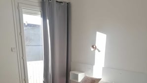 Luxe beddengoed, een bureau, geluiddichte muren, gratis wifi